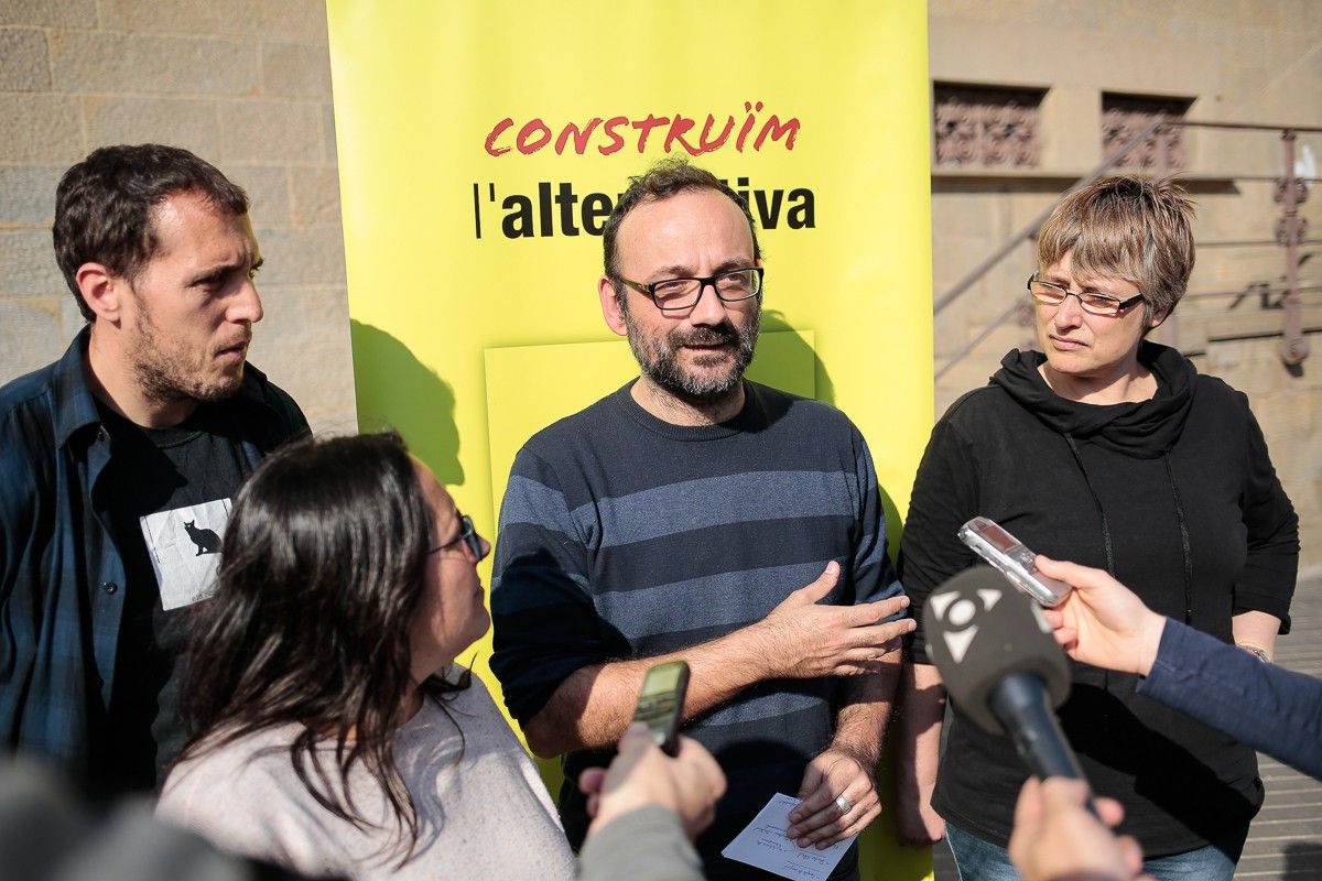 Bernat Salellas, diputat de la CUP, a la compareixença d'aquest dilluns a Olot acompanyat dels representants locals