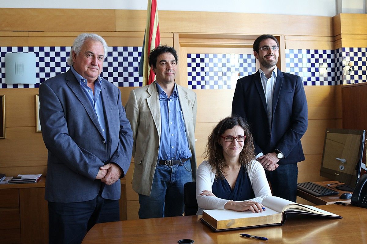 Ester Sala, Xavier Canalias i Valentí Canal, a la rebuda amb l'alcalde d'Olot, Mia Corominas