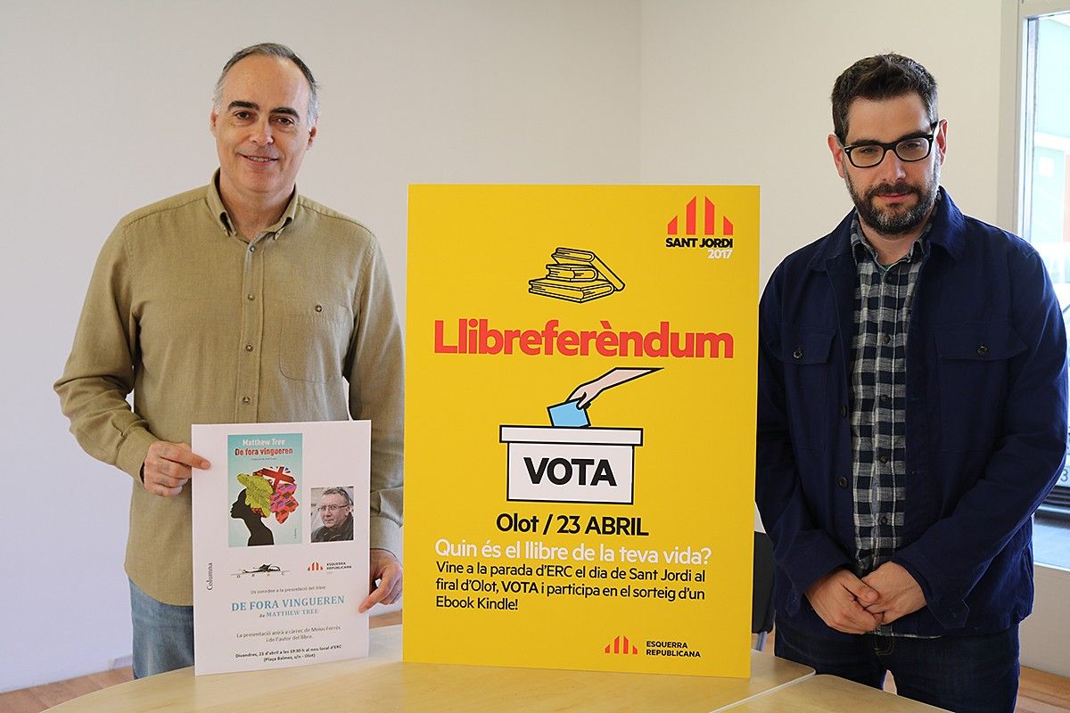 Pere Gómez i Josep Quintana, membres del partit, a la presentació de la iniciativa