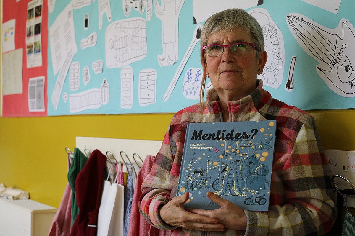 L'escriptora Lola Casas amb el seu llibre dedicat a l'escola de Riudaura