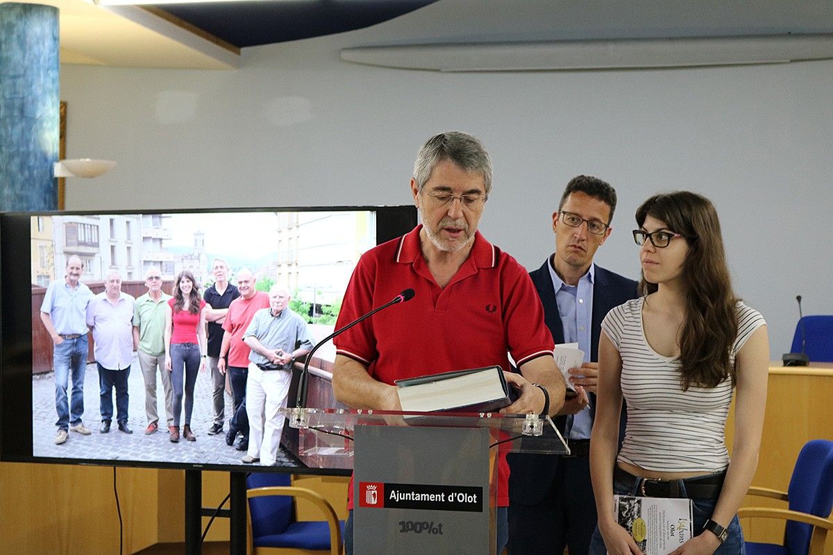 El president de l'entitat, Jesús Gutiérrez, amb la documentalista, Mireia Montbardó