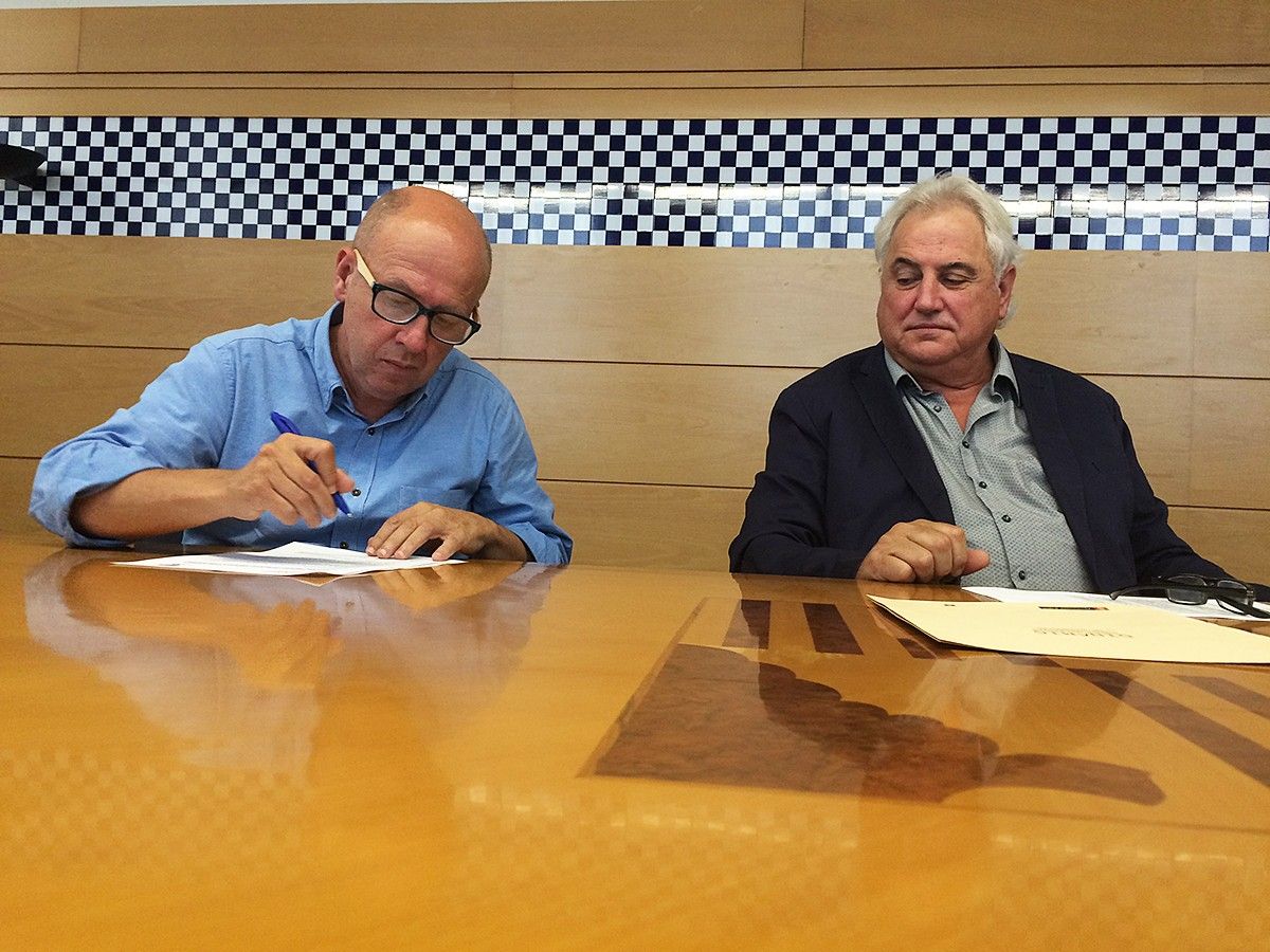 Signatura del conveni a l'Ajuntament d'Olot entre el secretari d'UGT a les comarques gironines, Xavier Casas, i l'alcalde Mia Corominas