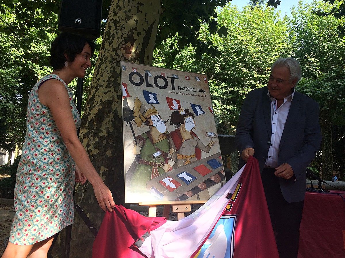 L'autora Roser Matas destapant el cartell amb l'alcalde Josep M. Corominas