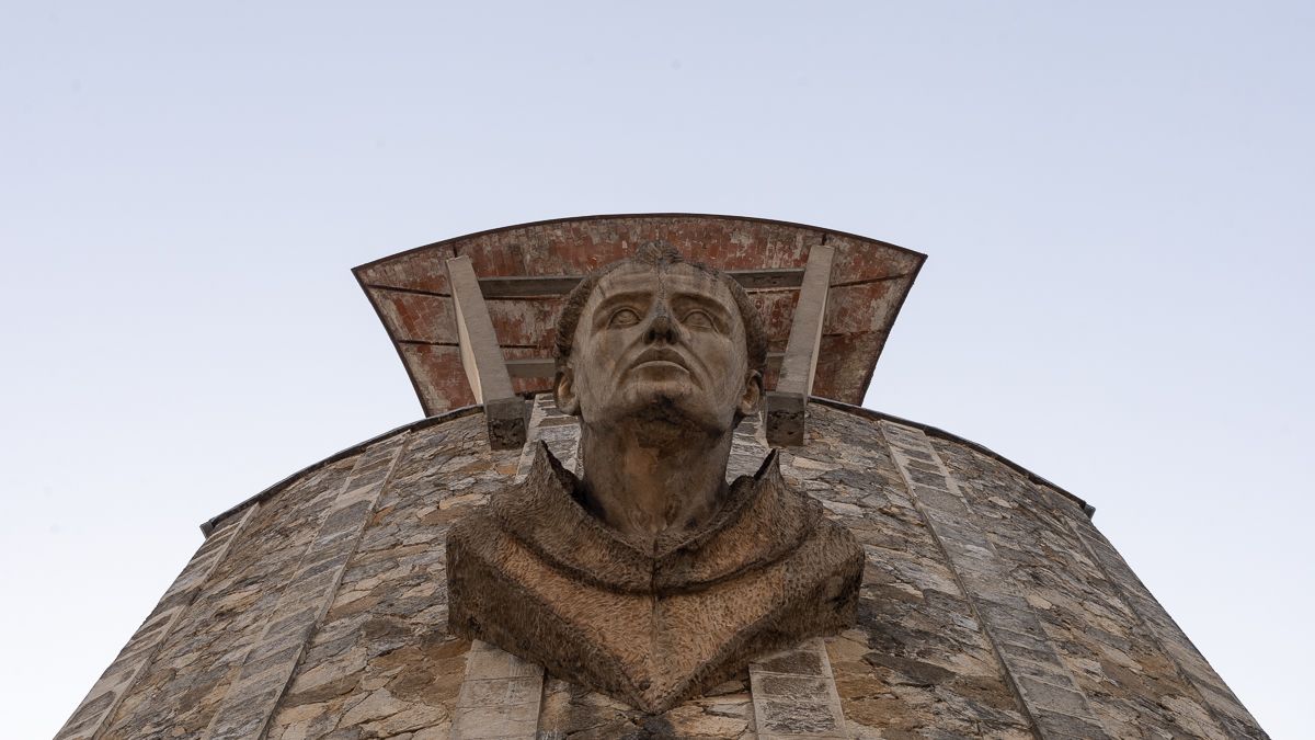 El campanar de l'església de Sant Pere Màrtir, emblema del barri de Montolivet