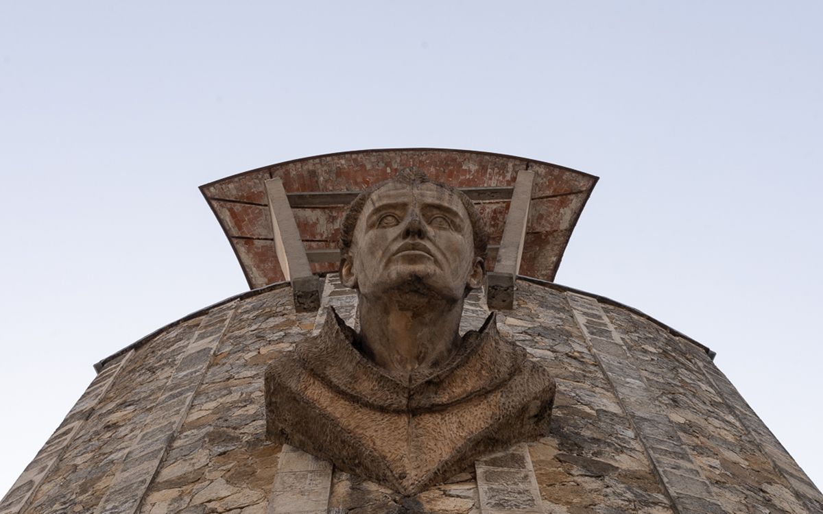 El campanar de l'església de Sant Pere Màrtir, emblema del barri de Montolivet