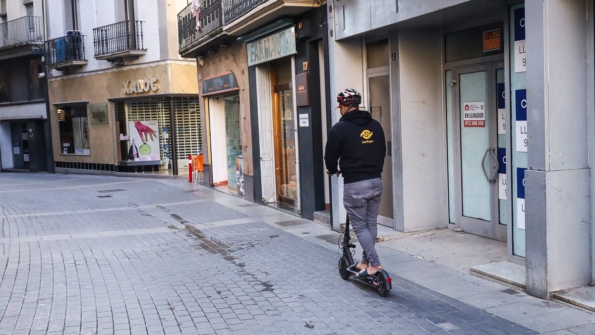 Un patinet pel Nucli Antic d'Olot