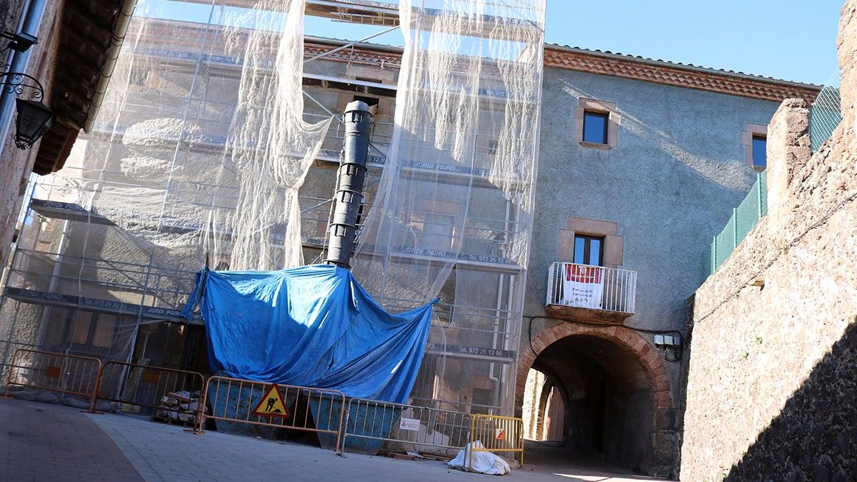 La part de l'edifici de Sant Roc, al costat de Can Torra, en les obres de la primera fase