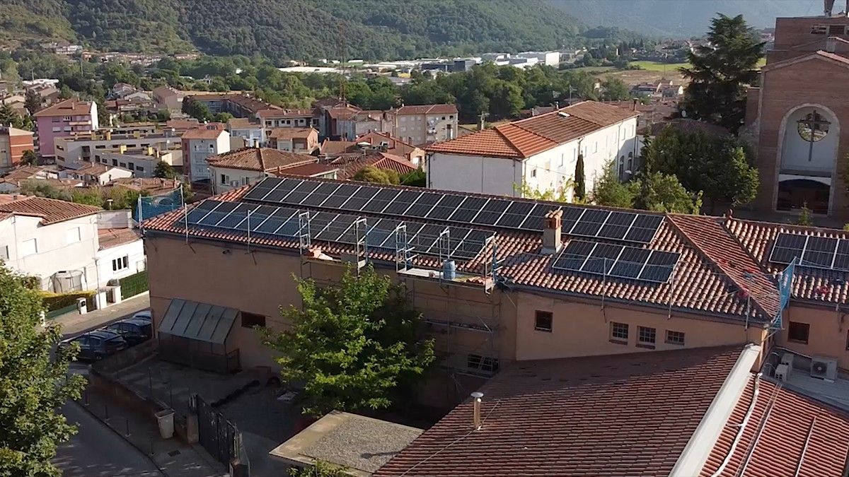 La instal·lació fotovoltaica dalt del teulat de l'escola bressol i el local social de Montolivet