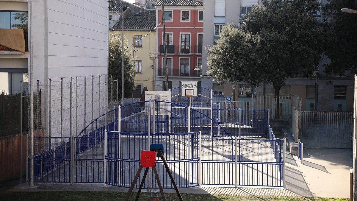 La pista de Can Tané, al costat de la plaça Campdenmàs