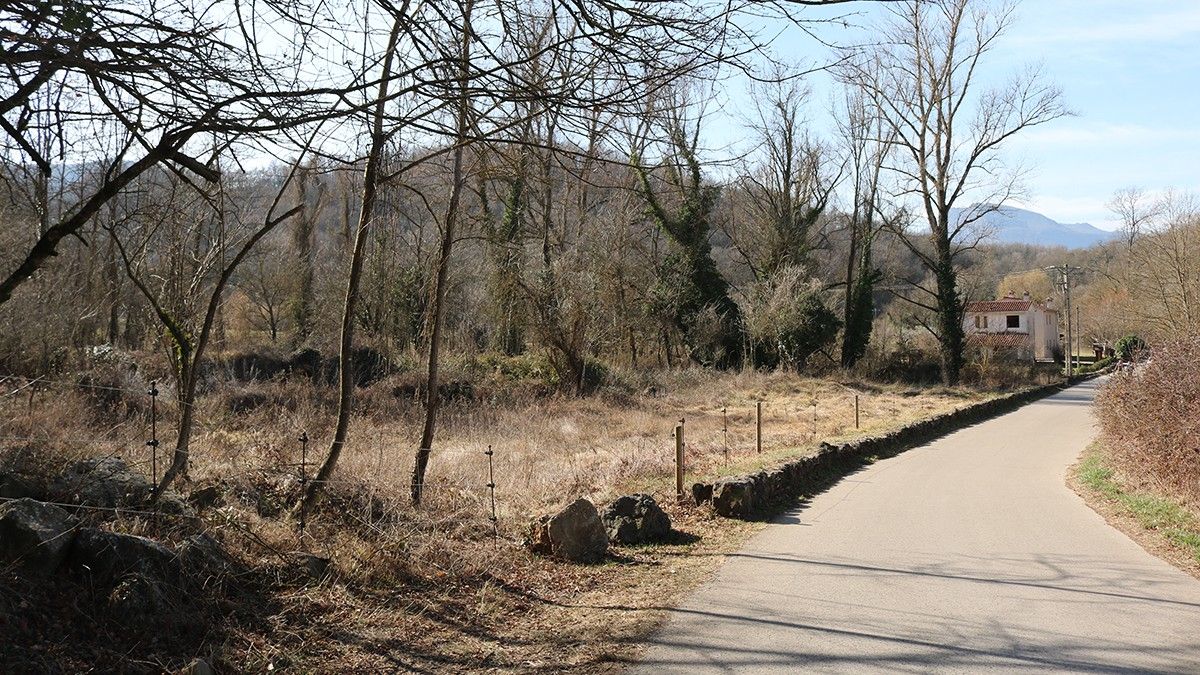 La finca de la Teuleria al costat esquerre de la imatge