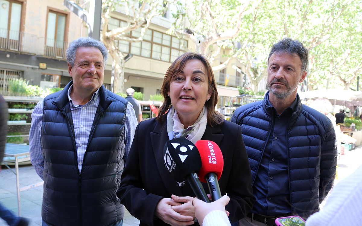 Sílvia Paneque aquest dilluns a Olot amb Víctor Puga, número 2 del PSC gironí, i Josep Guix, portaveu del partit a la ciutat