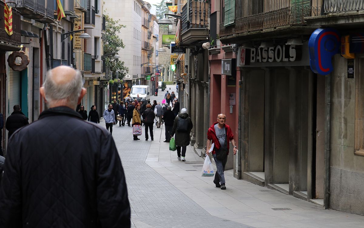 El carrer Sant Rafel d'Olot, un dels principals eixos comercials de la ciutat