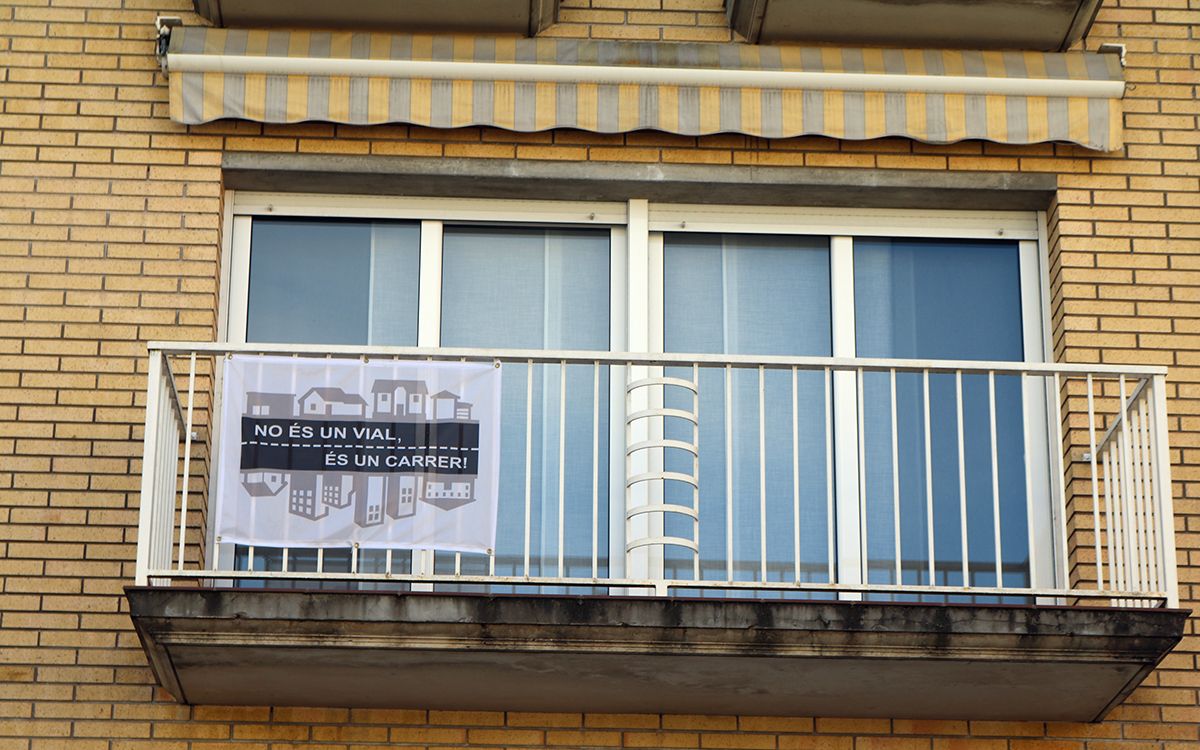 Un habitatge de l'avinguda Sant Jordi amb una pancarta de No és un vial