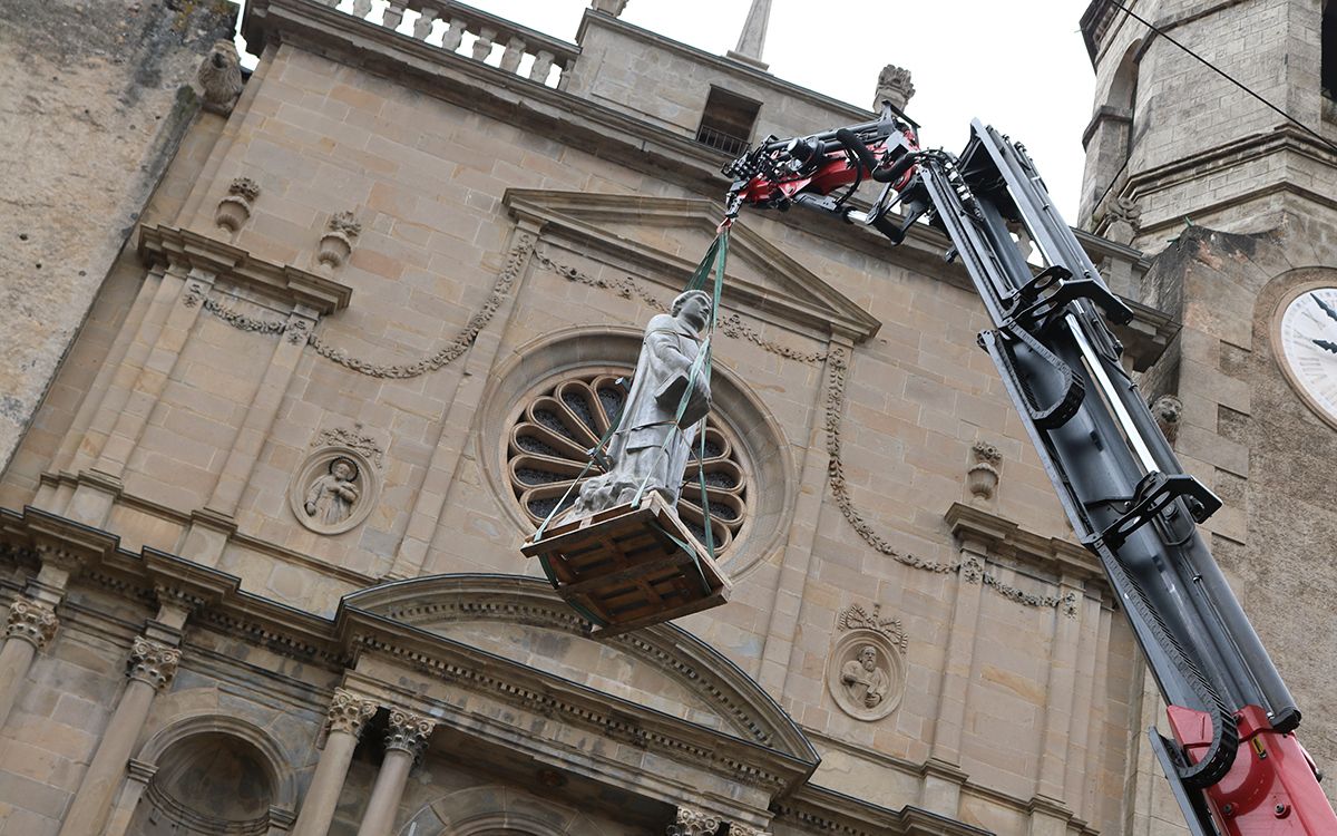 Imatge de la col·locació de la figura de Sant Esteve el juliol passat