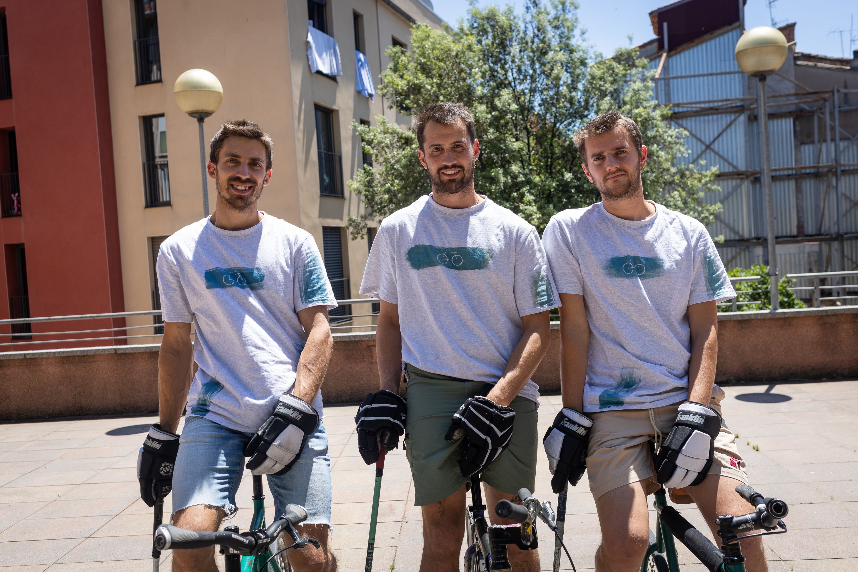 Els tres integrants del Bike Polo Olot, els Oriols i en Galdric