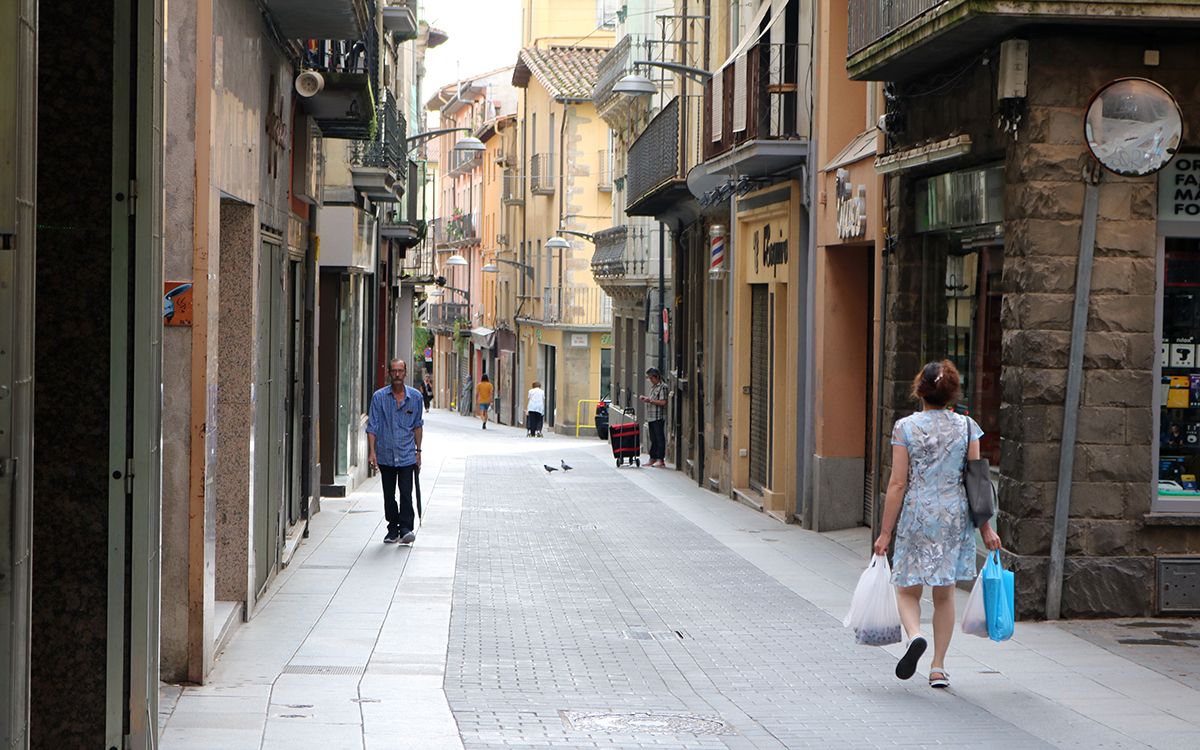 El carrer del Carme d'Olot, part de l'eix comercial que s'ha anat degradant