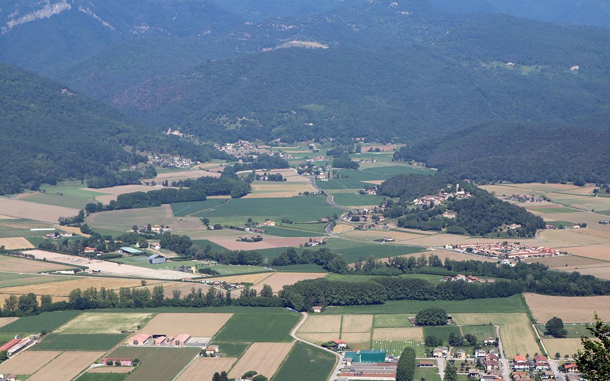 La Vall d'en Bas es va agrupar el 1968 quatre municipis