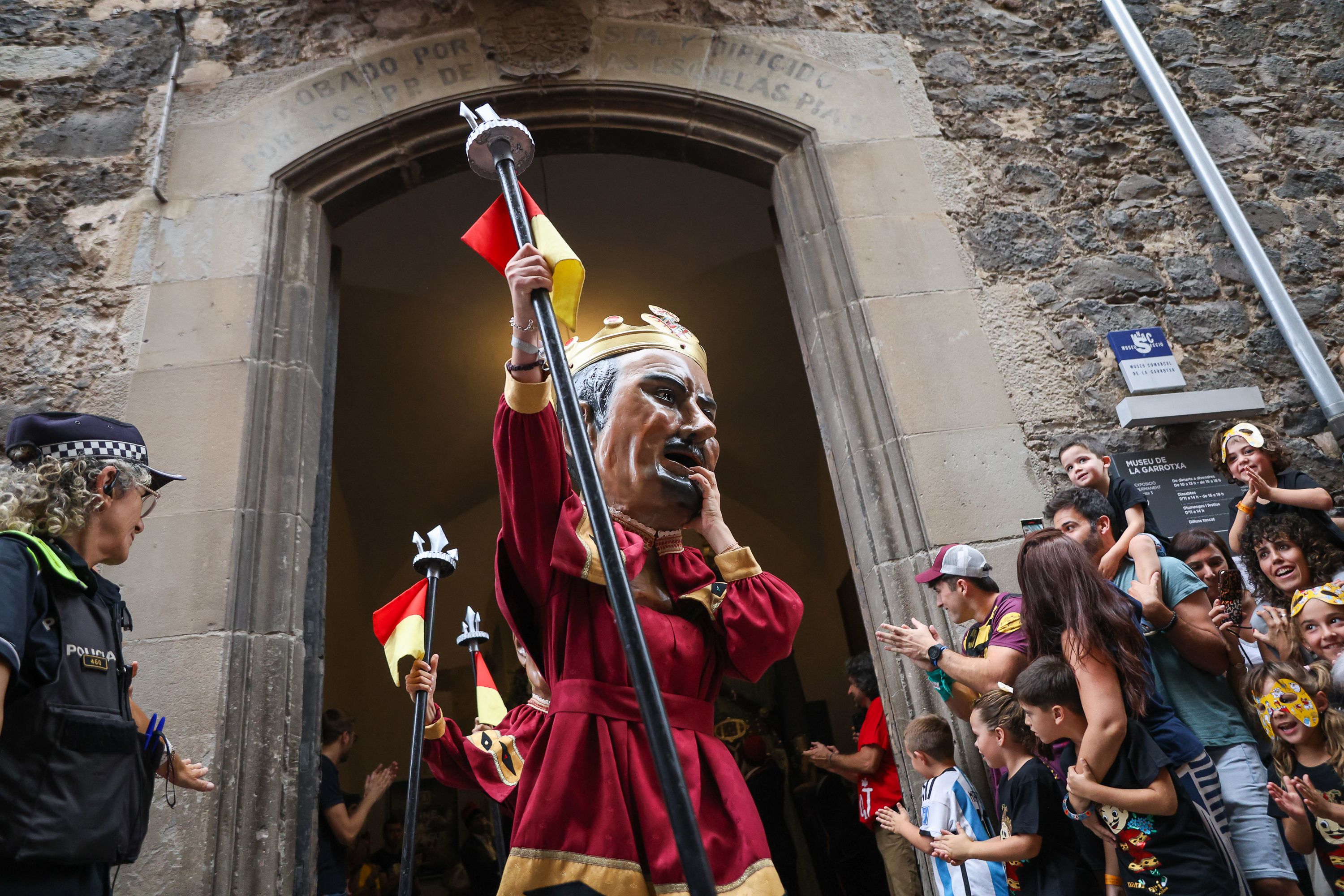 El capità dels cabeçuts en l'inici de la cercavila de Festes