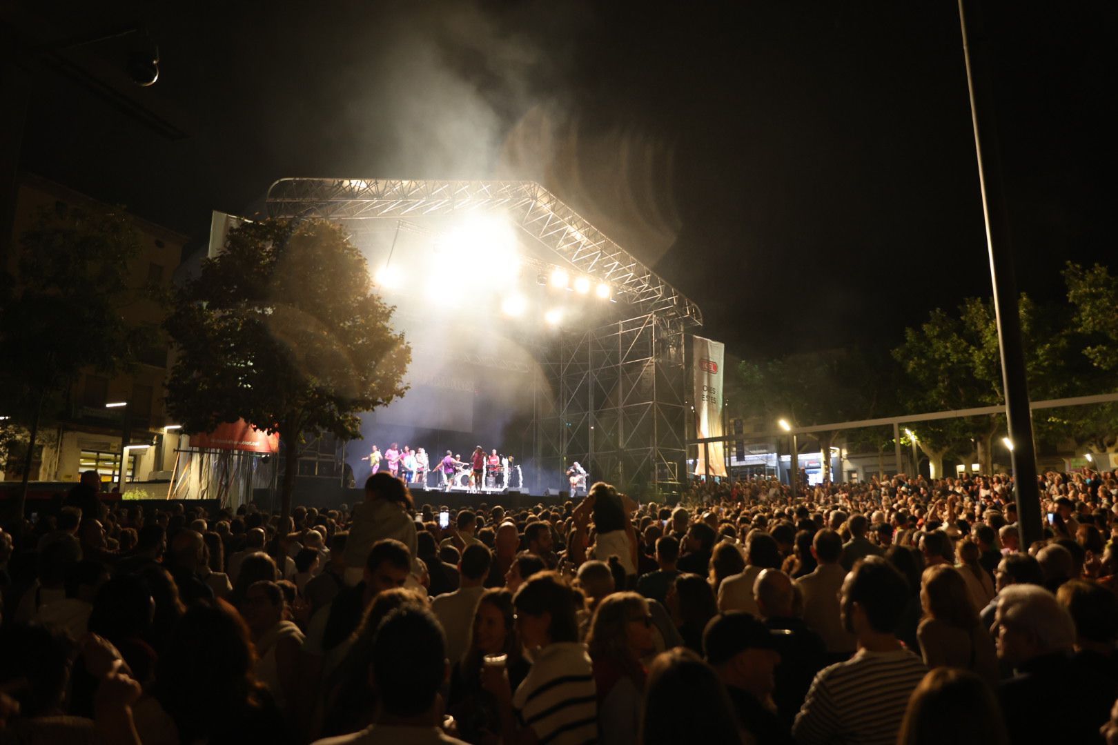 Imatge del Firal aquest divendres durant la primera nit de festa major a Olot