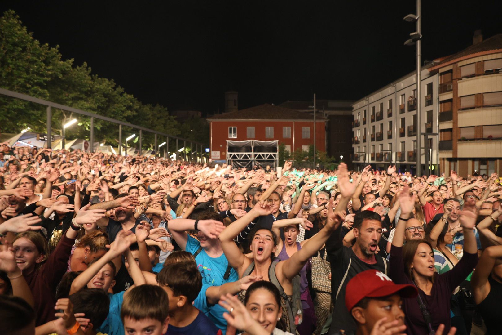 El concert de Di-Versiones el primer dia de les Festes del Tura d'Olot 2024