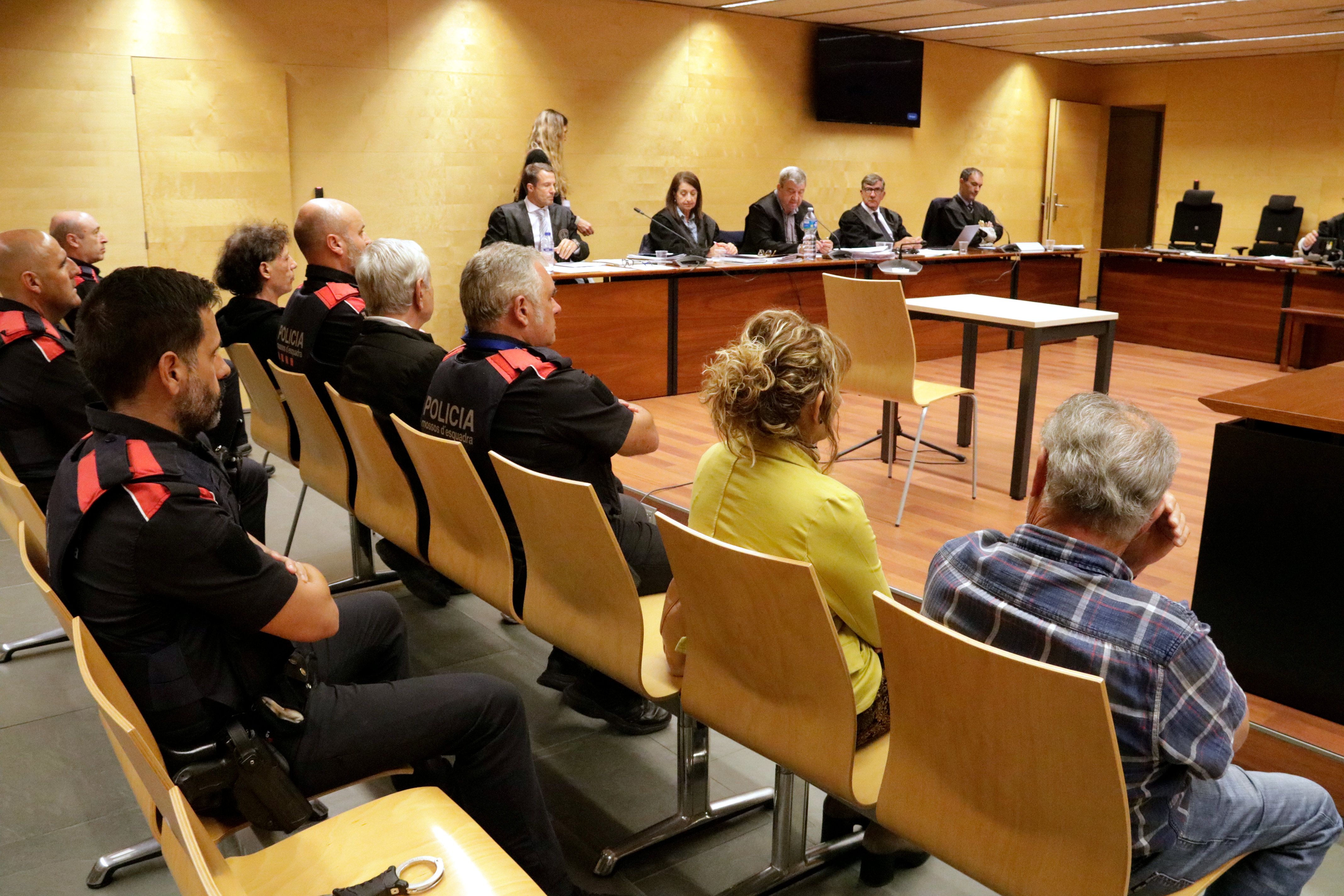 D'esquena, els quatre acusats pel crim de la infermera l'any 2020 a Girona