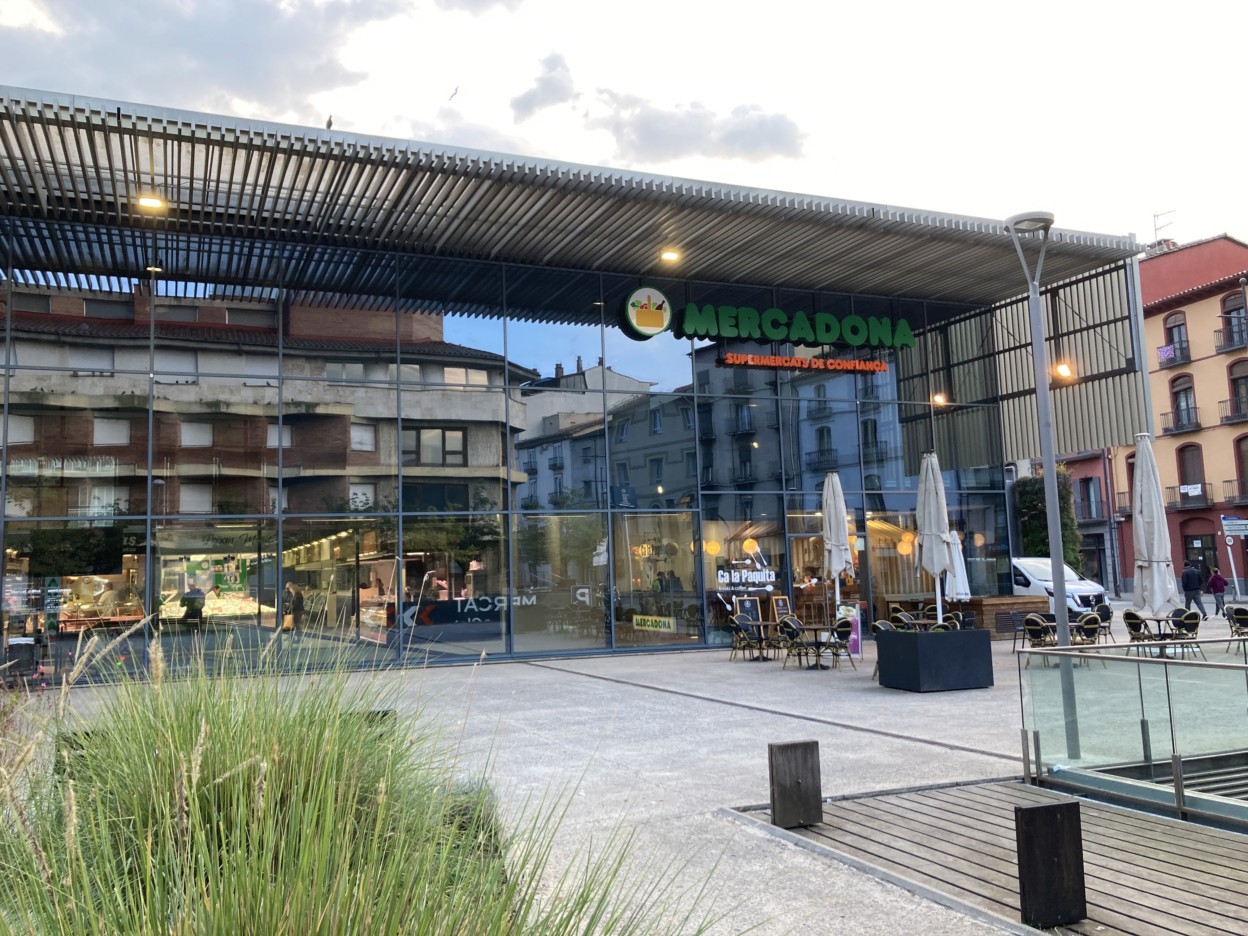 El supermercat Mercadona a la Plaça Mercat d'Olot