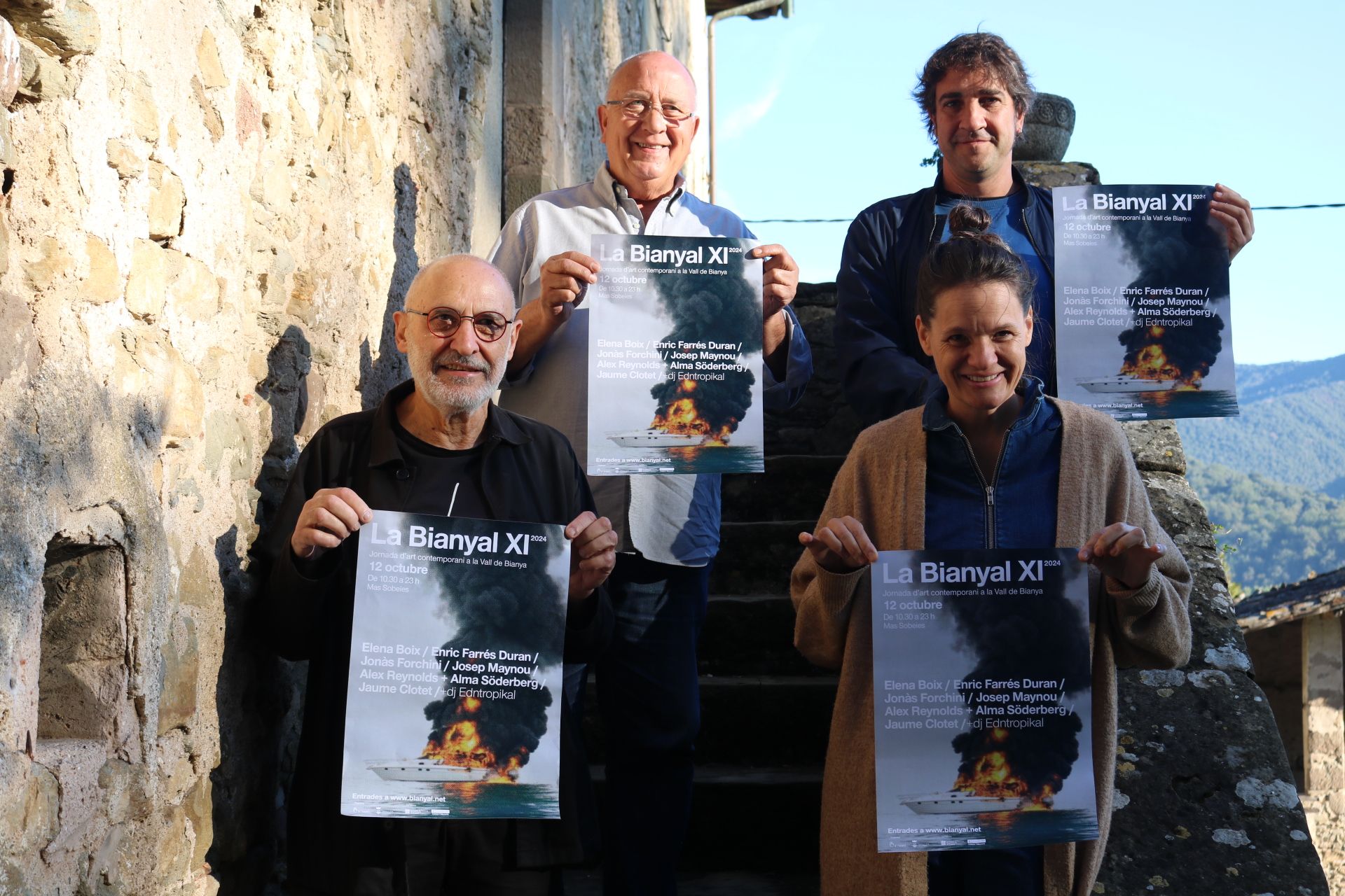 Membres de l'organització de la Bianyal amb el cartell d'aquest any