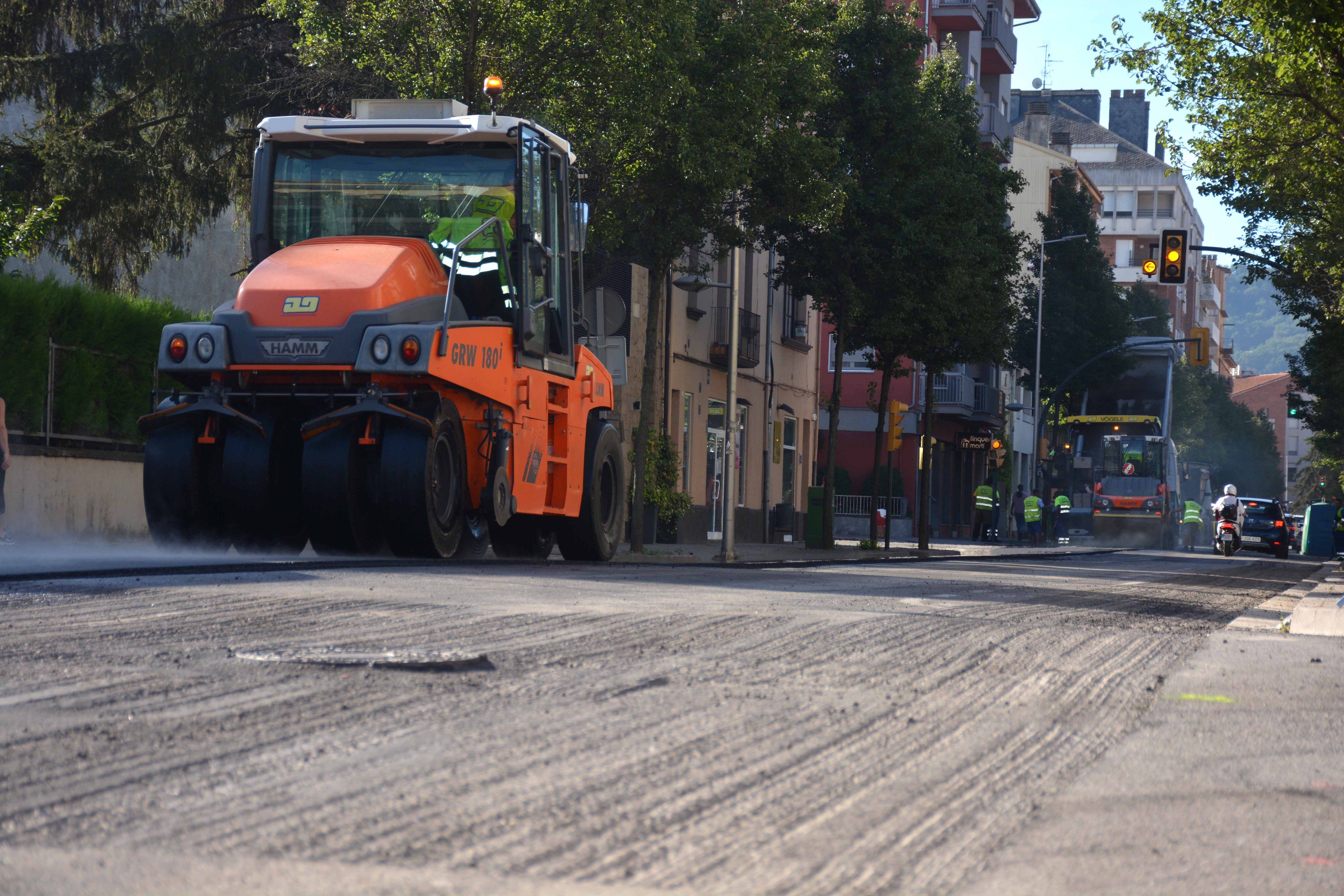 Una màquina asfaltant un carrer d'Olot