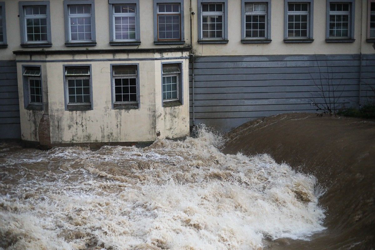 Imatge d'arxiu del riu Fluvià al seu pas per Olot durant el temporal Glòria