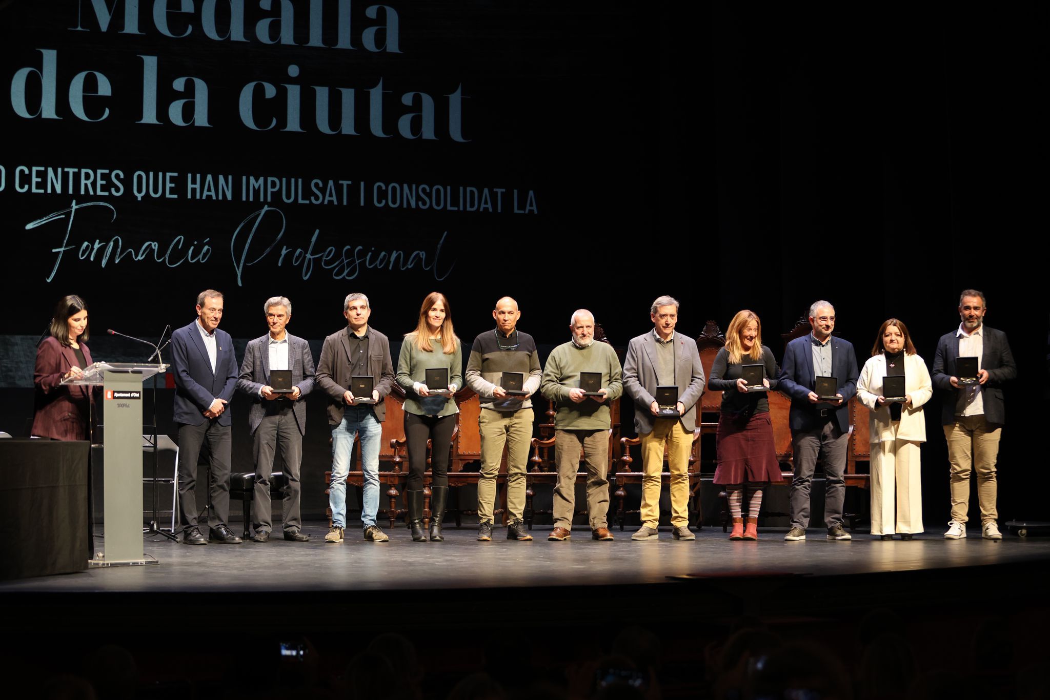 Imatge dels deu representants dels centres de Formació Professional d'Olot amb la medalla a les mans