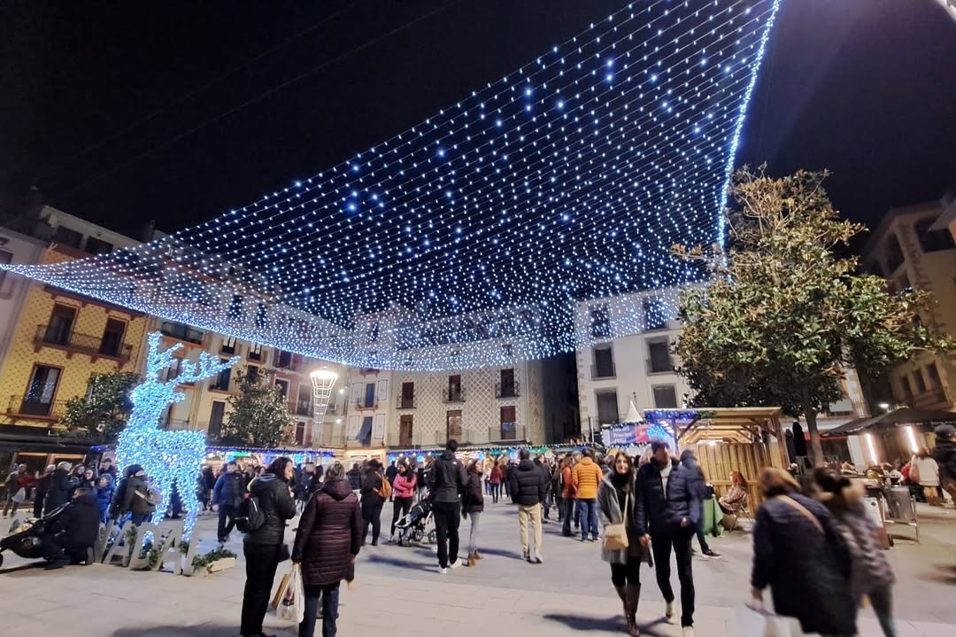 La plaça Major d'Olot durant el mercat nadalenc, on van tenir lloc els fets