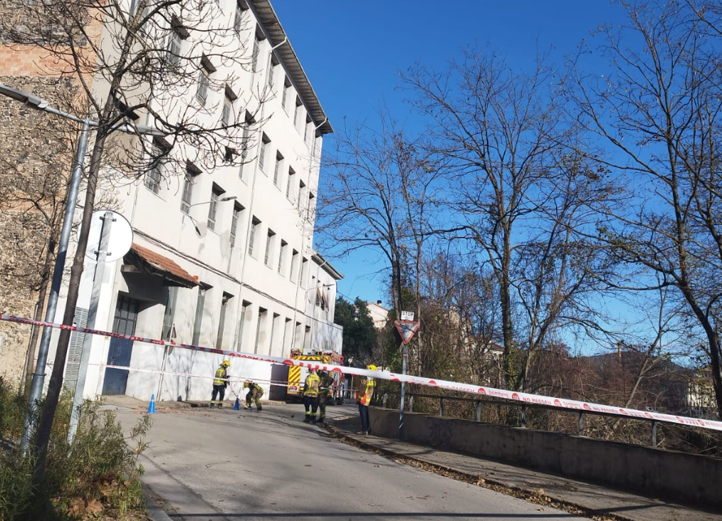 Una actuació dels Bombers pel vent aquest dilluns a la ronda Fluvià d'Olot