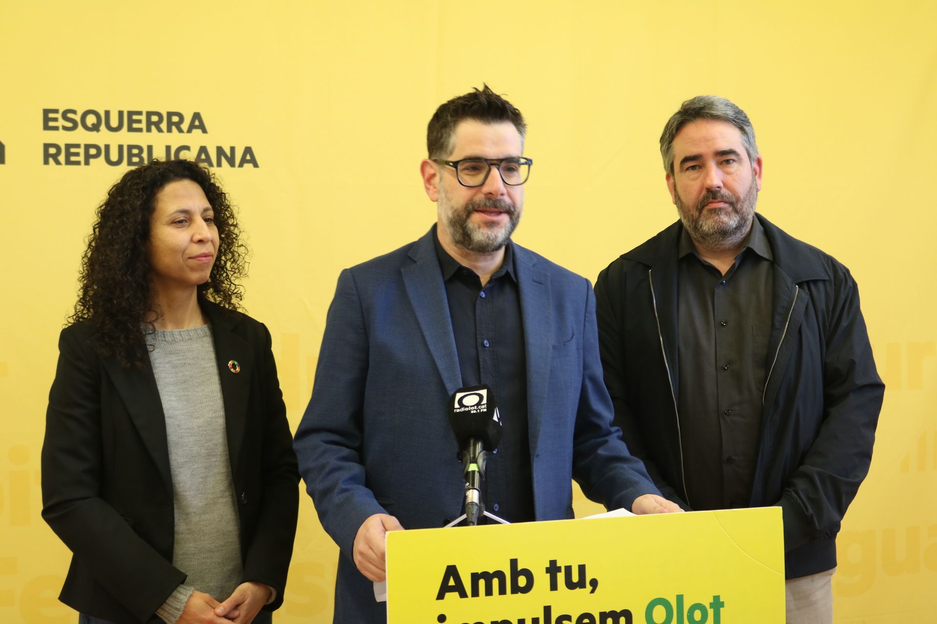 Els tres regidors d'ERC a Olot durant la roda de premsa d'aquest dimecres al matí