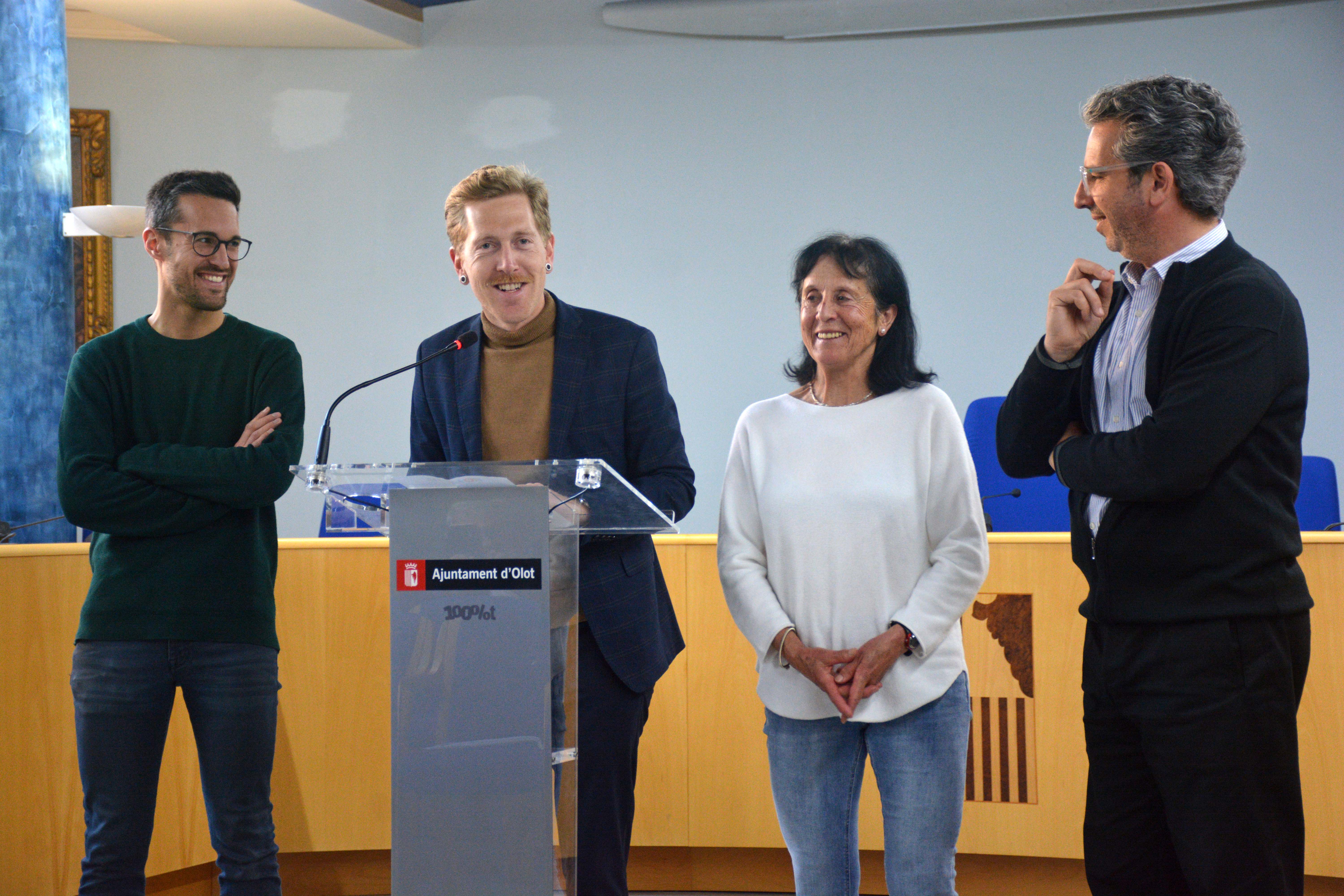 Quima Casas amb representants de l'Ajuntament d'Olot i La Comarca