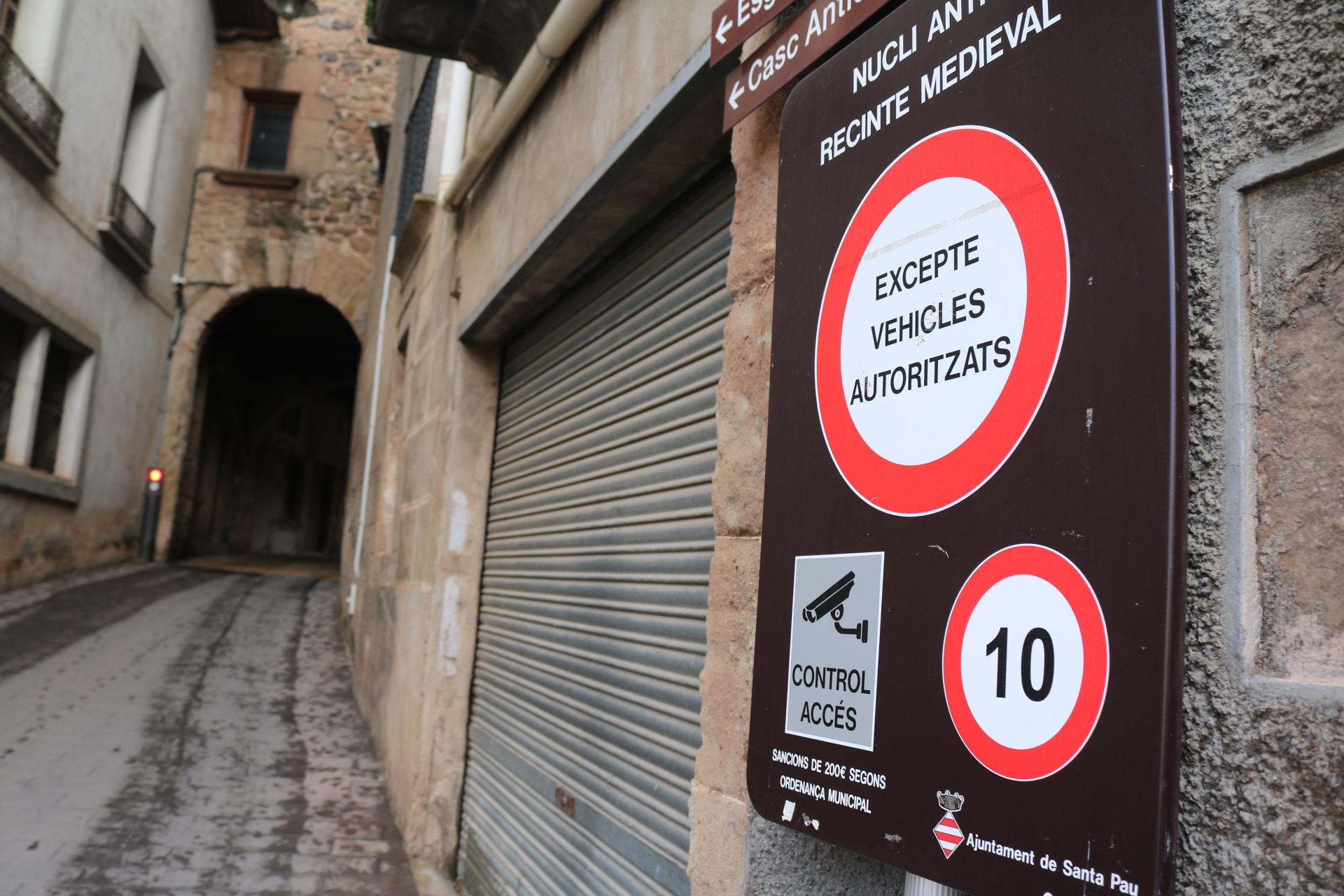 L'accés controlat al centre històric de Santa Pau