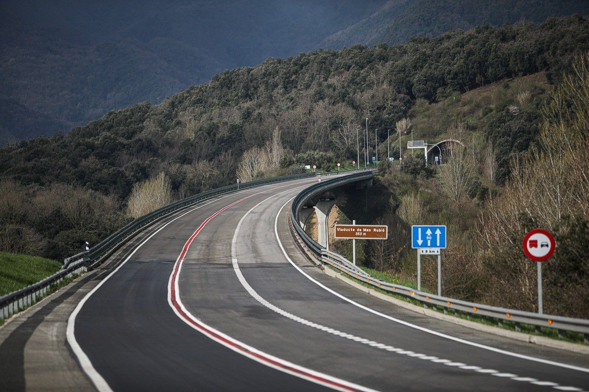 La pujada cap als Túnels Bracons des de la Vall d'en Bas.