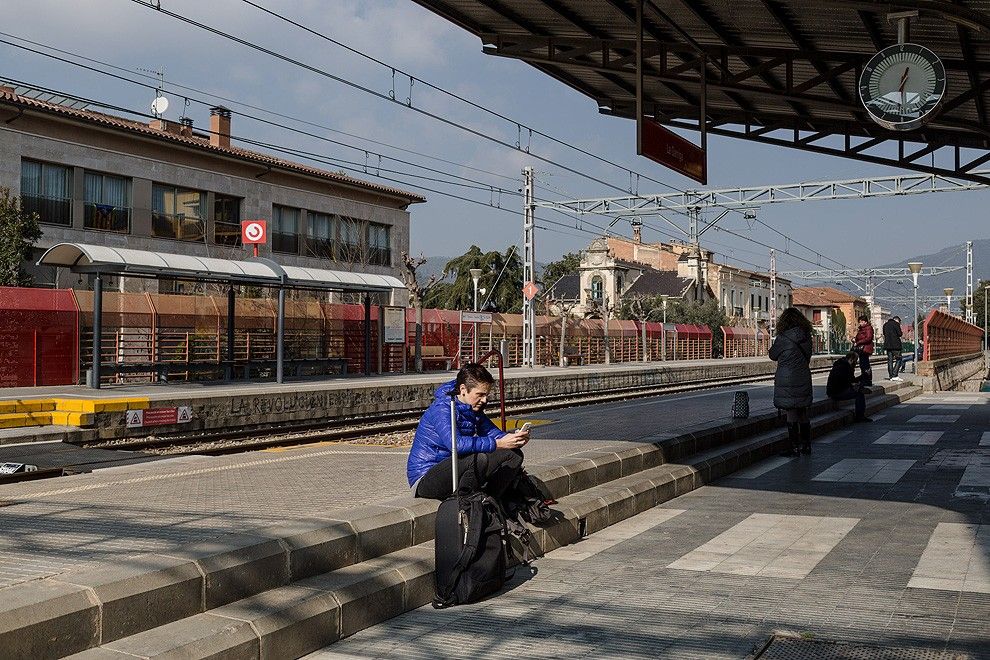 Passatgers esperant el tren a l'estació de la Garriga.