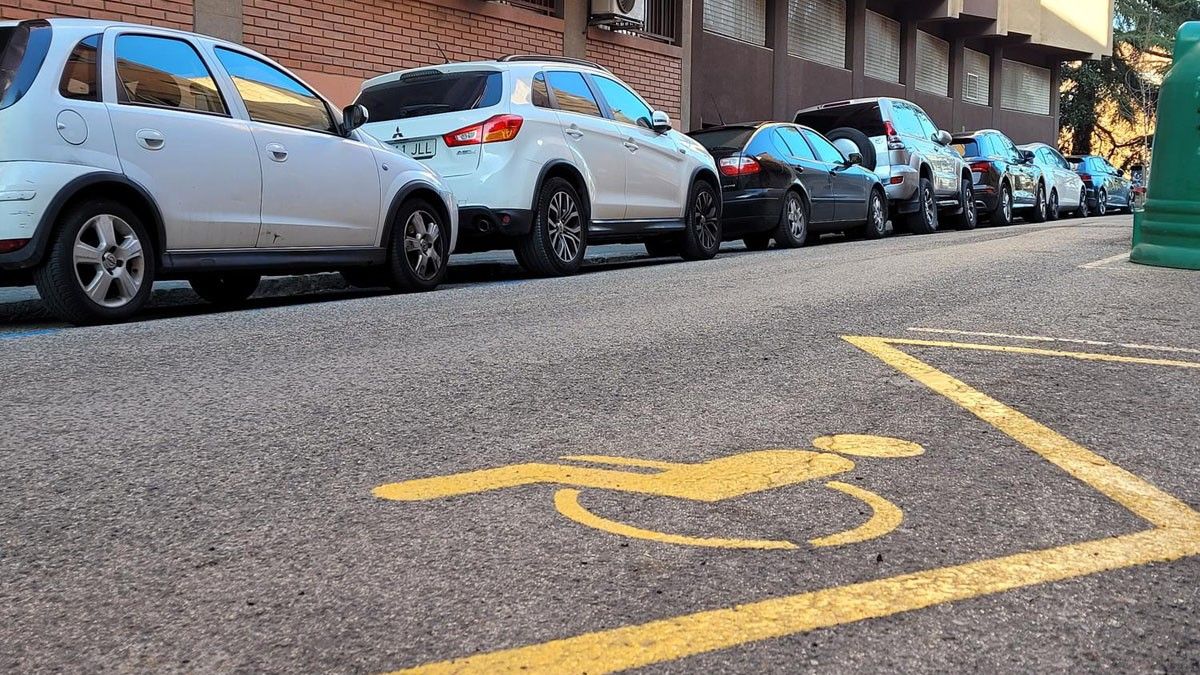 Una plaça reservada per a conductors amb mobilitat reduïda
