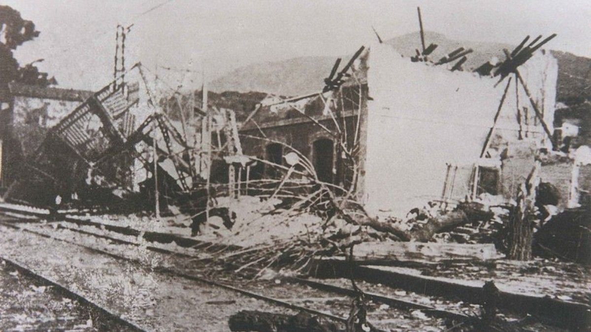 L'estació de la Garriga, destrossada després del bombardeig