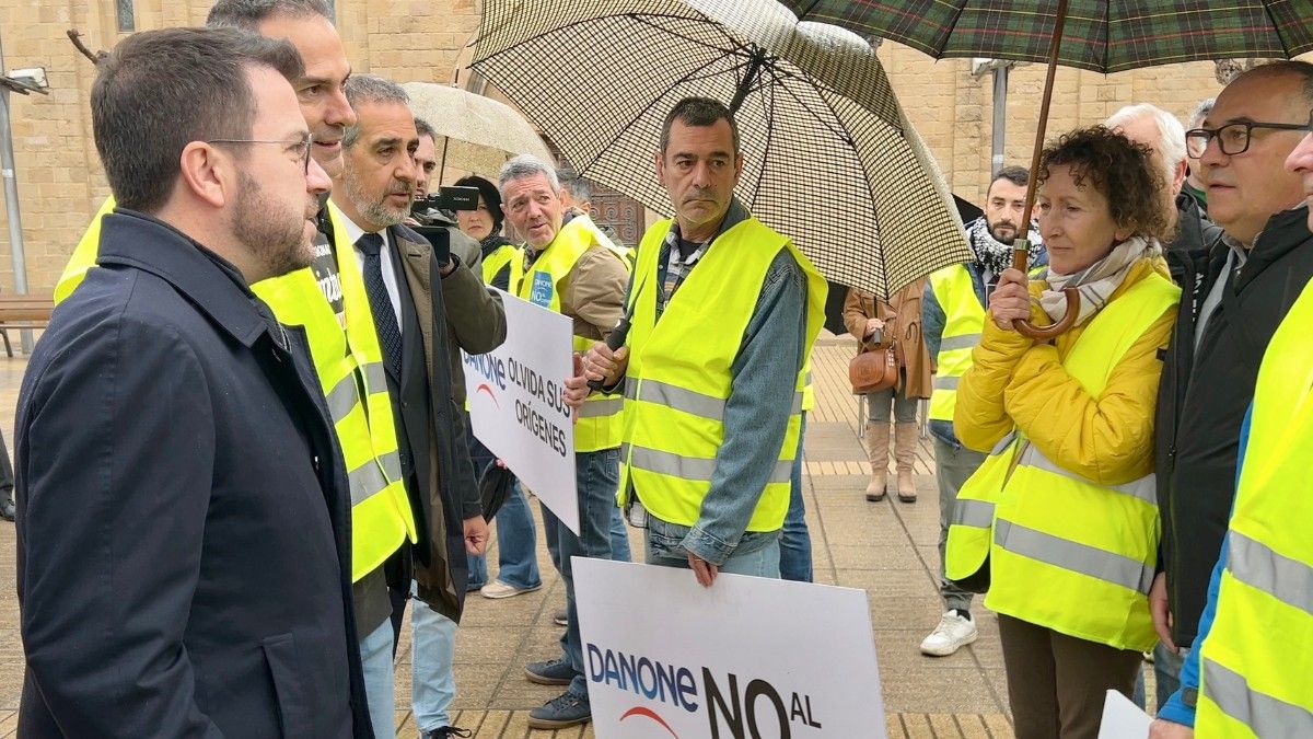 El president Aragonès amb treballadors de Danone