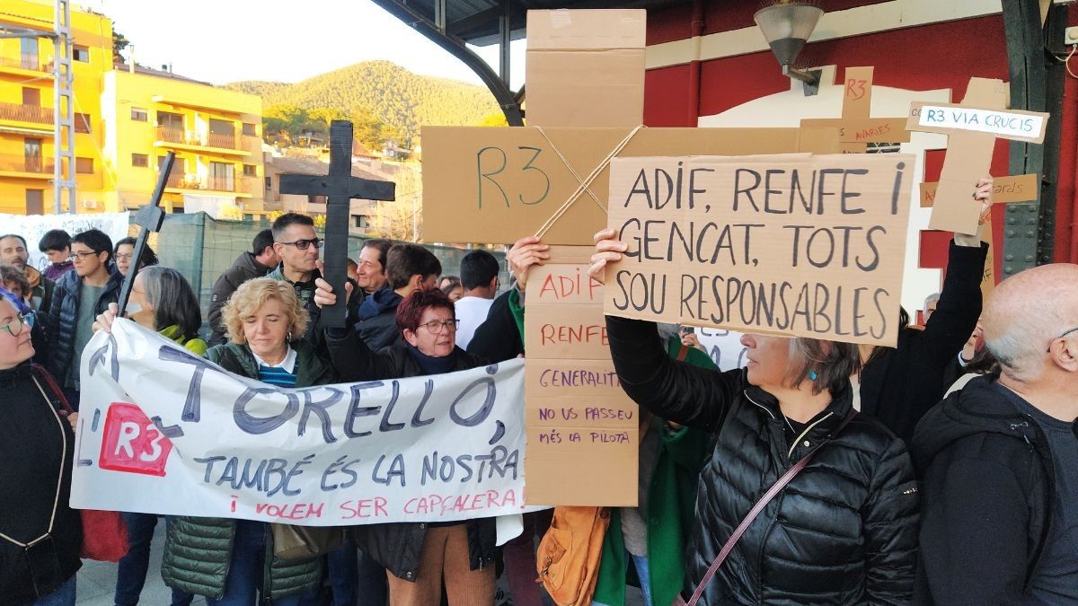 Manifestants amb cartells a l'estació de la Garriga