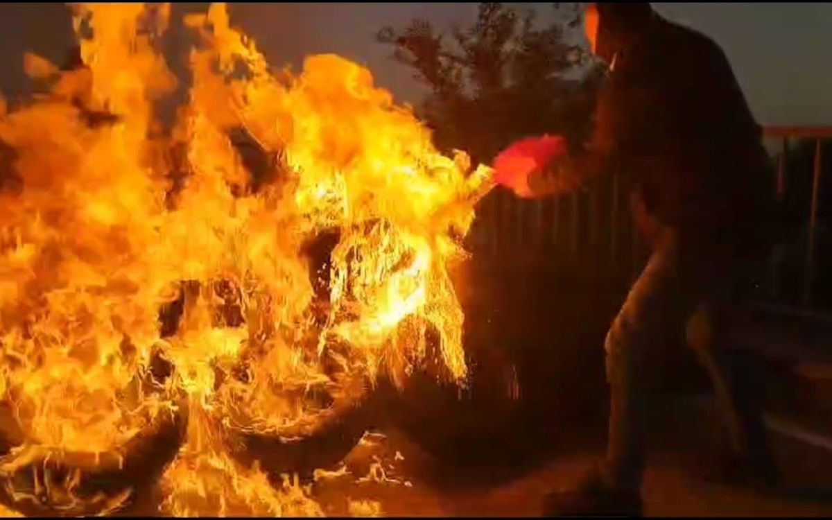 Pneumàtics incendiats en un accés a Quatre Camins