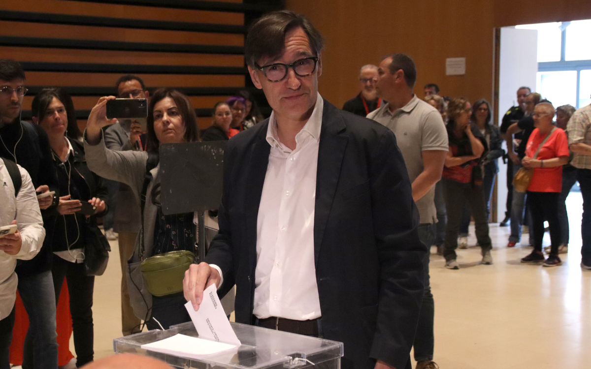 El cap de llista del PSC, Salvador Illa, votant al seu col·legi electoral a la Roca del Vallès