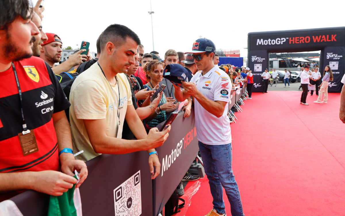 El pilot de Moto GP Marc Màrquez signa autògrafs als seus seguidors