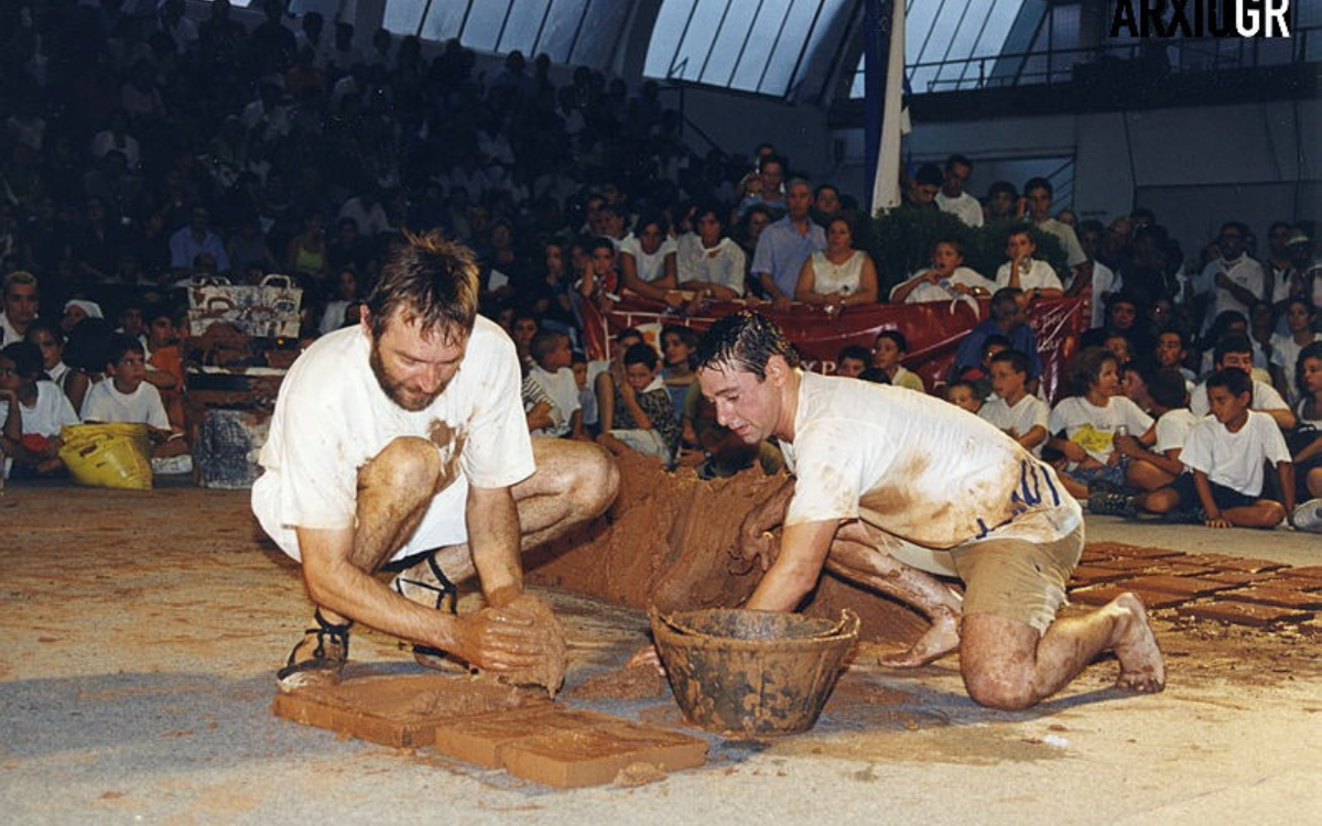 Jordi Galí, a l'esquerra, fent rajoles durant la Festa Major de Granollers de l'any 2001
