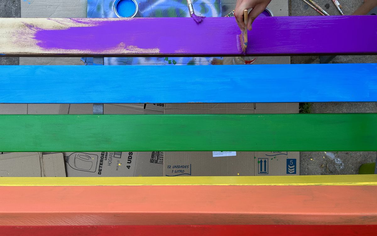 Un banc amb els colors LGTBIQ+