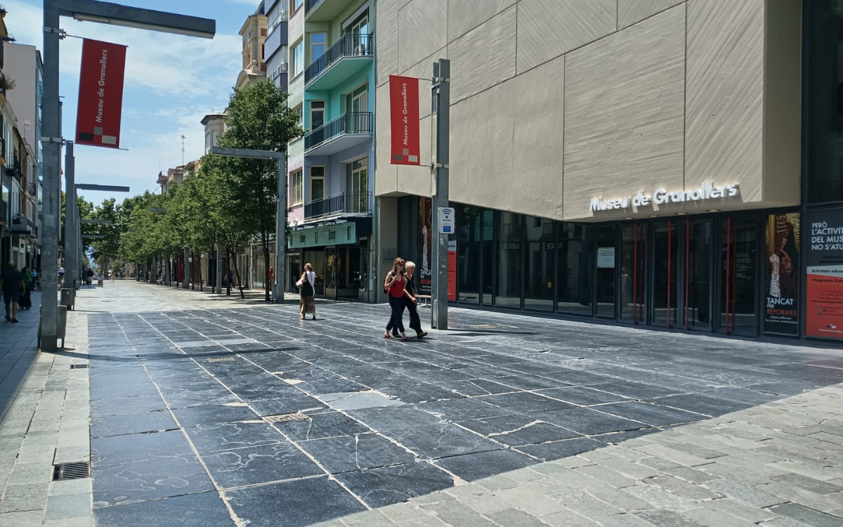 Paviment on es faran les obres al carrer d'Anselm Clavé