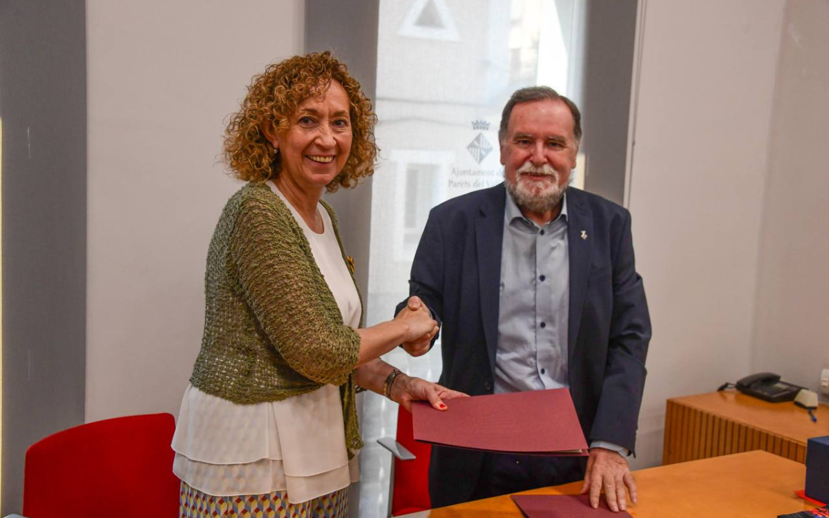La consellera de Territori, Ester Capella, i l'alcalde de Parets del Vallès, Francesc Juzgado, en la signatura del conveni