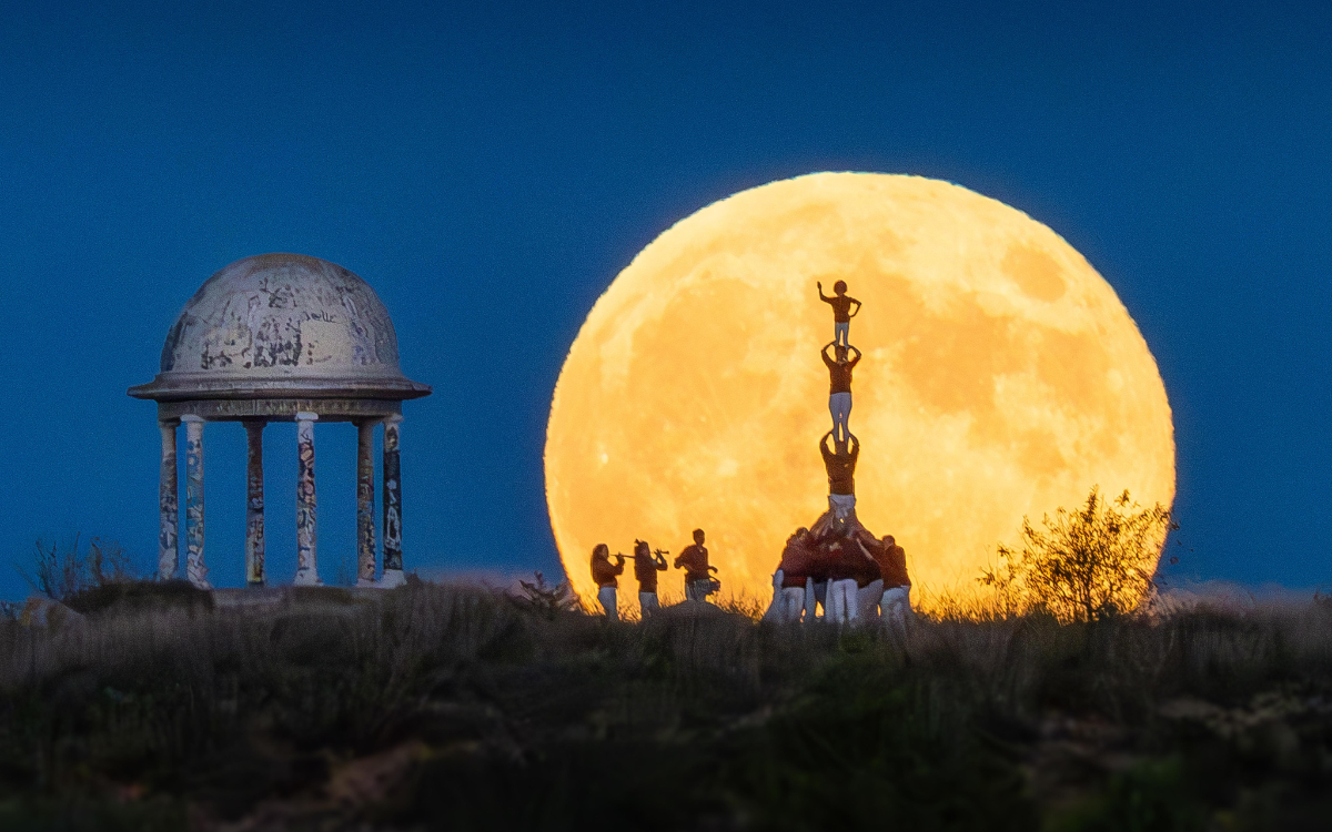 La lluna emmarca un pilar de quatre dels Xics