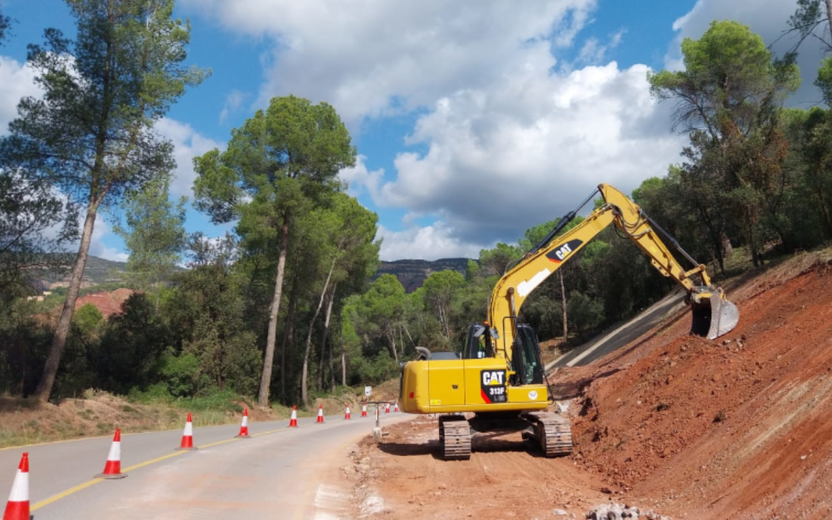 Una màquina treballa en les obres del camí